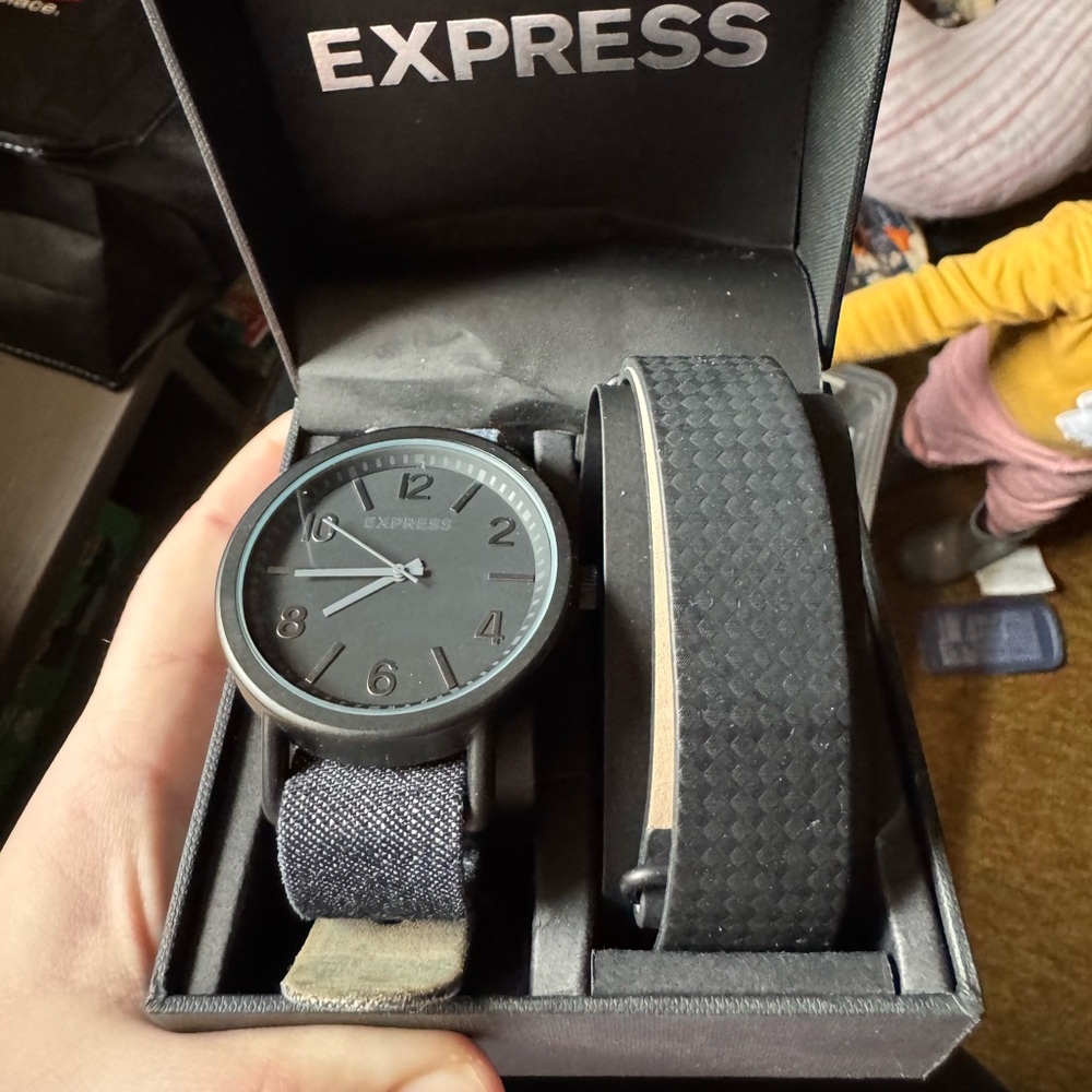 EXPRESS mens watch with extra band - Picture 6 of 13